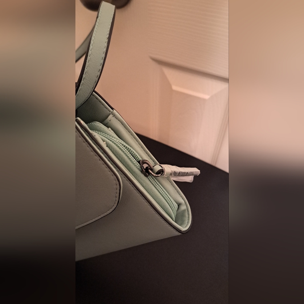 Vera Wang Mint Green Crossbody Bag - Picture 2 of 10